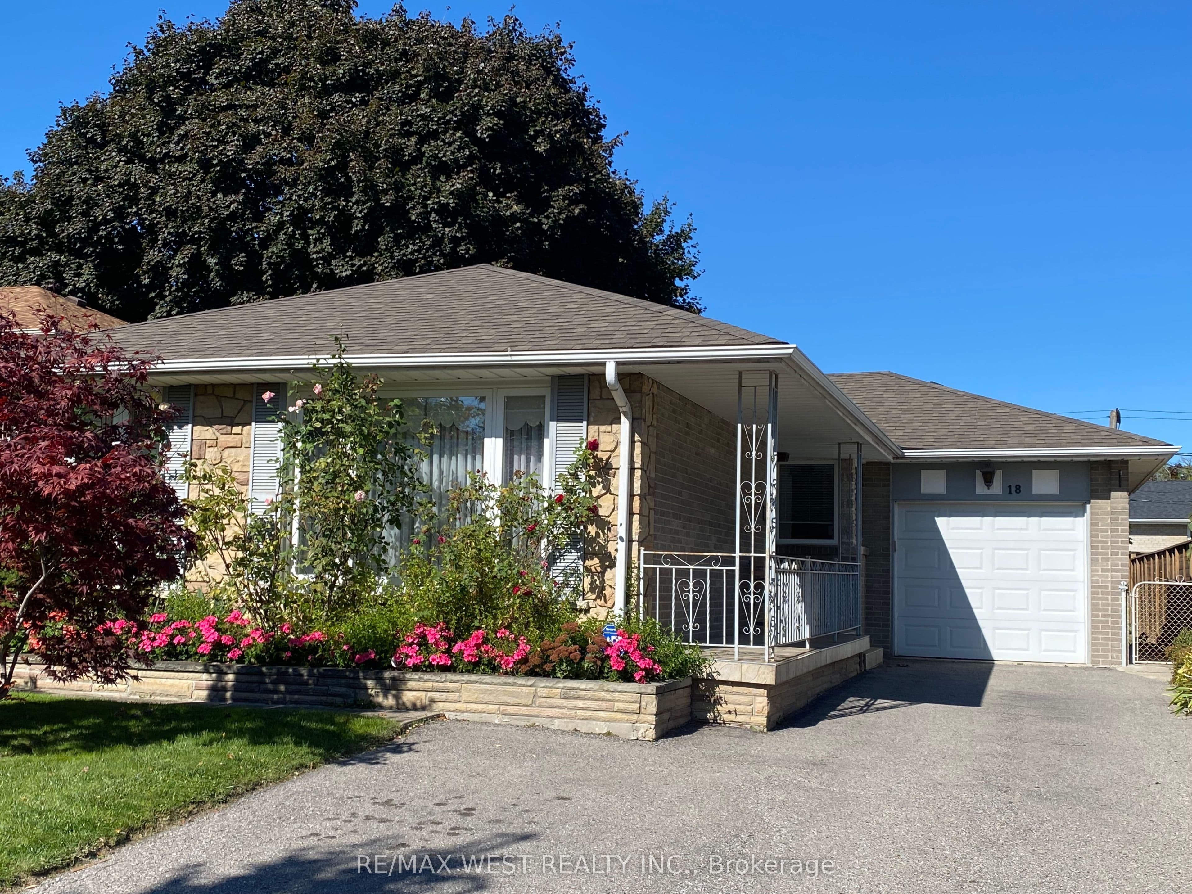 Property at 18 Saffron Crescent, Toronto, ON M9C 3T9