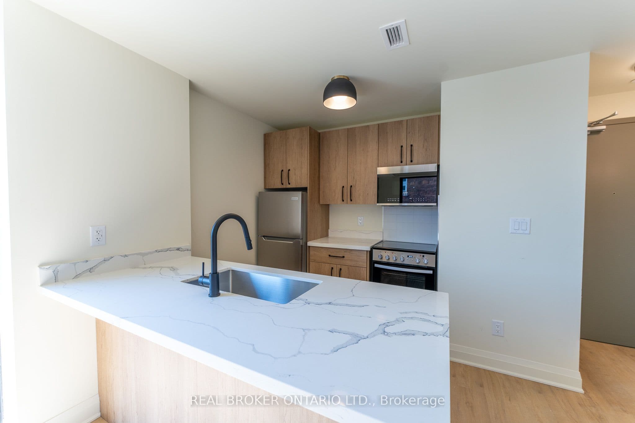 Property at 11 Robert Street 405, Hamilton, ON L8L 2N8