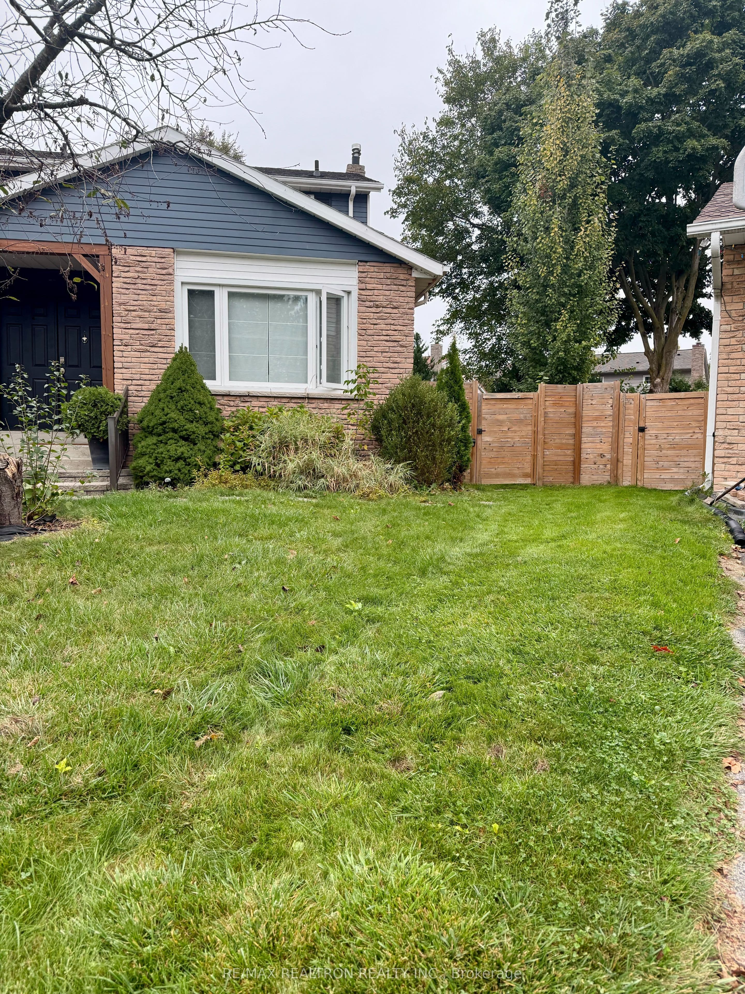 Property at 16 Eastman Crescent Bsmt, Newmarket, ON L3Y 5R9